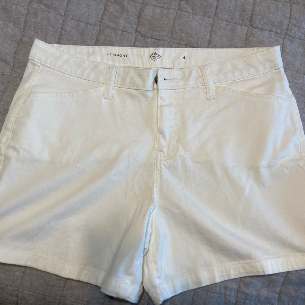 St. John’s Bay size 14 women’s white shorts. No tags, never worn